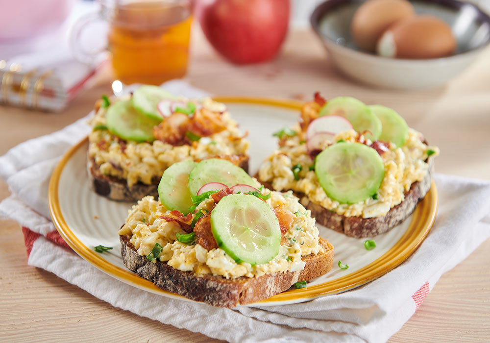 Kanapka z pastą jajeczną z serem cheddar